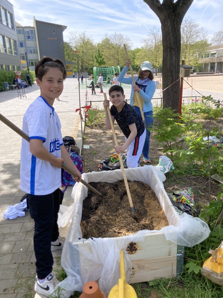 Umgestaltungsmaßnahmen auf dem Schulgelände mit VWW-zertifiziertem Regiosaatgut